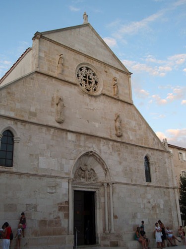 Crkva Marijinog Uznesenja u centru grada Paga